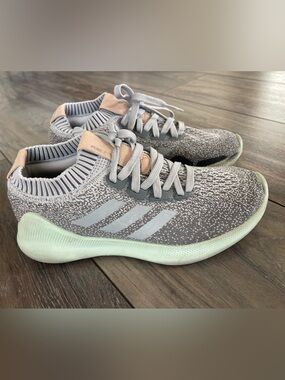 Adidas Women's PureBounce+ running shoes in a gray and mint green sole size 7